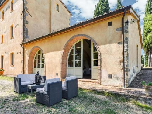 an entrance to a building with chairs and a table at Comfortable apartment with stunning views, near hot springs in Celle sul Rigo