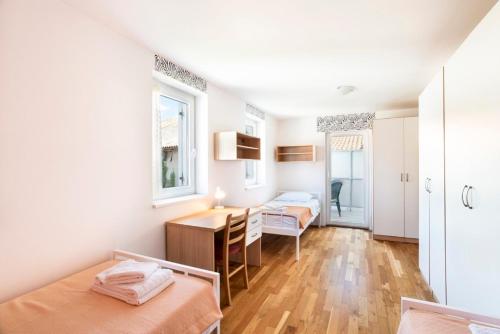 Ένα ή περισσότερα κρεβάτια σε δωμάτιο στο Apartments MEDVED in the historic center