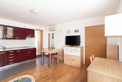 Η κουζίνα ή μικρή κουζίνα στο Apartments MEDVED in the historic center