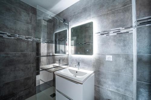 une salle de bain avec un lavabo blanc et un miroir dans l'établissement La Bastide 1 - Appt avec piscine Barcarès, au Barcarès