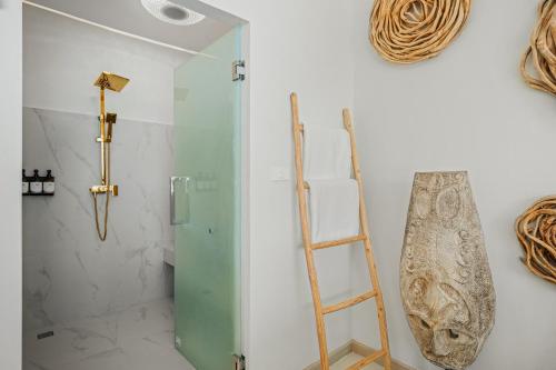 een glazen douche met een ladder in de badkamer bij Beachfront Secret Tides Villa Luna in Koh Samui 