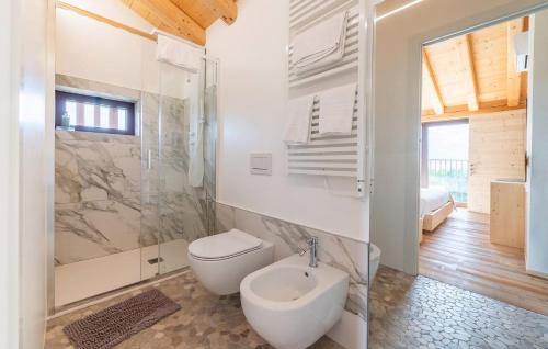 a bathroom with a toilet and a shower and a sink at Chalet Dolce Colle in Volpago del Montello