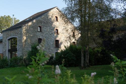 an old stone building with a group of windows at Kom à 6 in Vielsalm