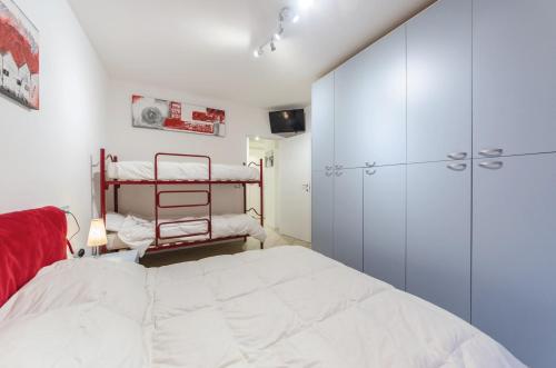 sypialnia z dużym białym łóżkiem i szafą w obiekcie Residence Elisa Piano Terra con Giardino e Posto Spiaggia Incluso w Caorle