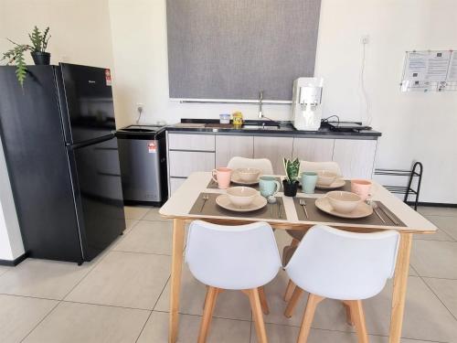 Cucina o angolo cottura di Cozy Minimalist Suite at Urban Suites Georgetown by SuperStay