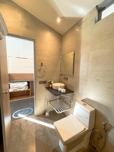a small bathroom with a toilet and a shower at Bir Valley Retreat in Bīr