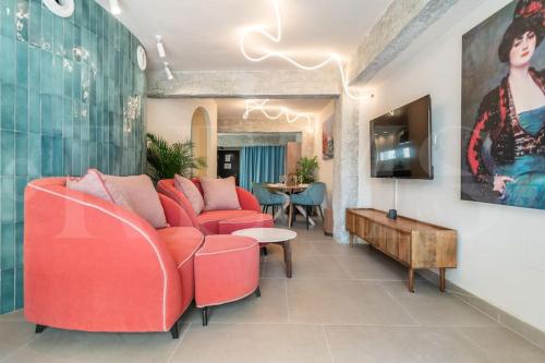 Art-lovers heaven with balcony in center by REMS