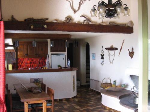 une cuisine avec une table et une salle à manger dans l'établissement Villa Nitiola Plage de Palombaggia, à Bocca del Oro