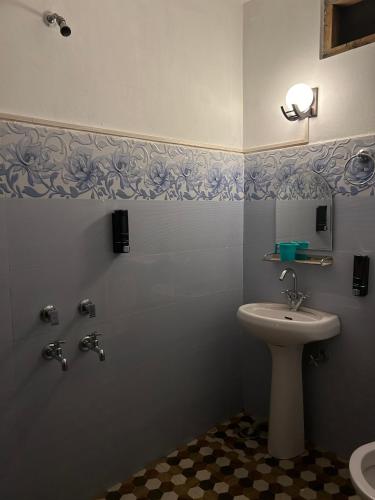 a bathroom with a sink and a toilet at Little Forest Homestay in Gushaini
