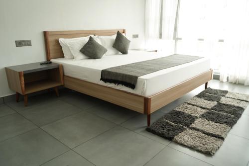 a bedroom with a large bed with a nightstand and a bed sidx sidx sidx at Bir Valley Retreat in Bīr