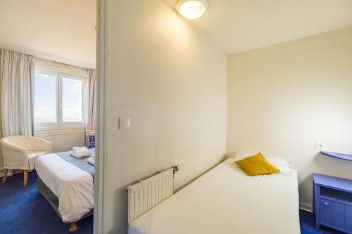 Ένα ή περισσότερα κρεβάτια σε δωμάτιο στο Hôtel Miléade de la Plage - Binic
