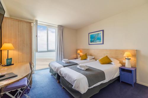 Postel nebo postele na pokoji v ubytování Hôtel Miléade de la Plage - Binic