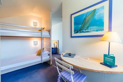 Ένα ή περισσότερα κρεβάτια σε δωμάτιο στο Hôtel Miléade de la Plage - Binic