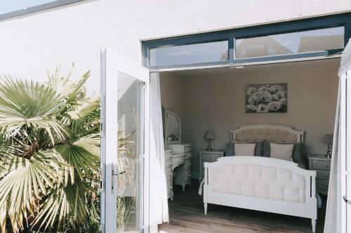 een slaapkamer met een wit bed en een spiegel bij Luxury home with Harbour Views in Poole in Poole