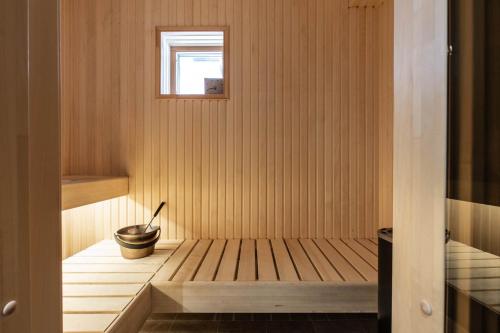 a sauna with a wooden floor and a bucket at Funäsdalsporten Funäsdalen in Funäsdalen