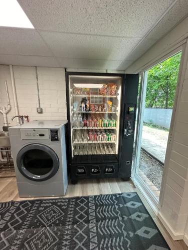 Dapur atau dapur kecil di Newly remodeled bright studio
