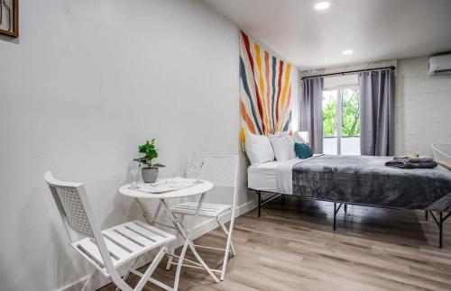 Ruang duduk di Newly remodeled bright studio