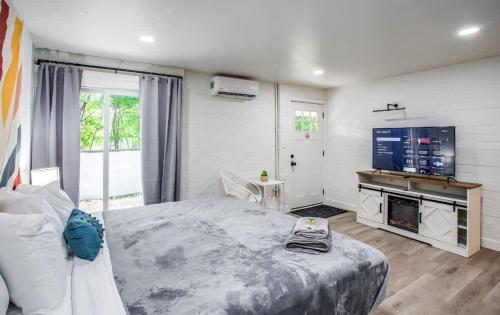 Katil atau katil-katil dalam bilik di Newly remodeled bright studio