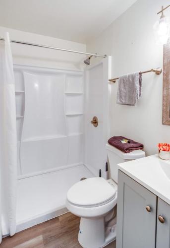 Bilik mandi di Newly remodeled bright studio