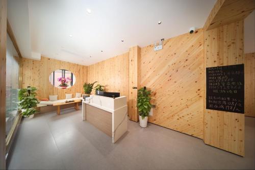 an office with a chalkboard on the wall at 贵客心宿 Xiamen Guike Xinsu in Xiamen