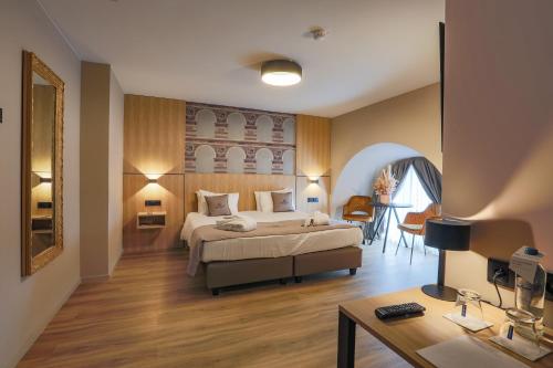 Postel nebo postele na pokoji v ubytování Hotel Quartier Latin