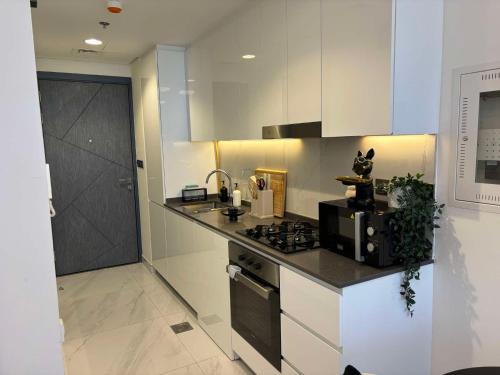 a kitchen with a stove and a counter top at Studio entièrement meublé in Dubai
