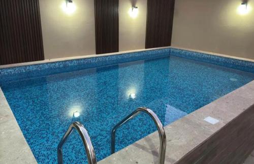 a swimming pool with blue water in a building at Casa vacacional in Isla La Piedra