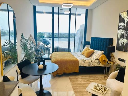 a bedroom with a bed and a table in a room at Studio entièrement meublé in Dubai