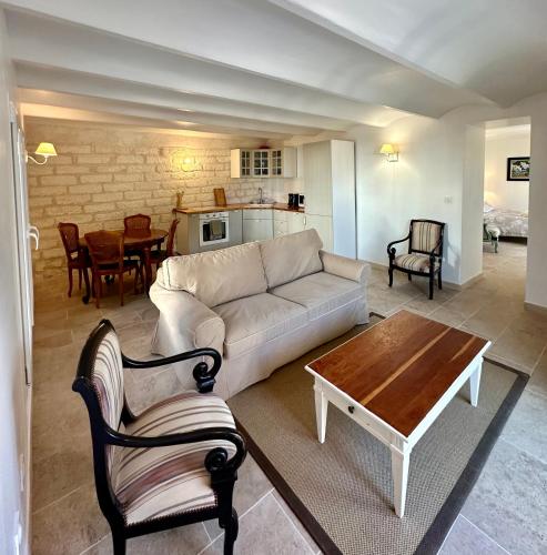 un salon avec un canapé et une table dans l'établissement T2 Centre-Ville avec Grand Espace Vert - 15mn des Plages, à Montpellier