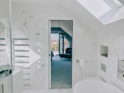 een witte kamer met een trap en een spiegel bij Luxury home with Harbour Views in Poole in Poole