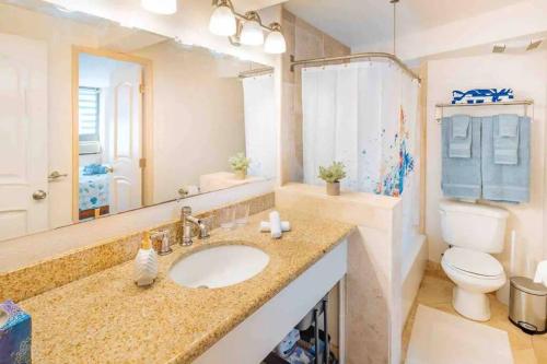 ホノルルにあるEntire condo in Waikiki - Ocean View 2 BR & 4 bedの洗面台、トイレ、鏡のあるバスルーム
