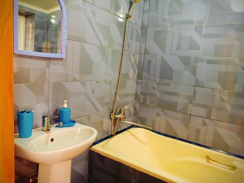 Bilik mandi di Apartment on Hoholya 90