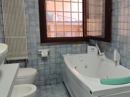 a bathroom with a tub and a toilet and a sink at Holiday House Stella by Holiday World in Colle Farnese