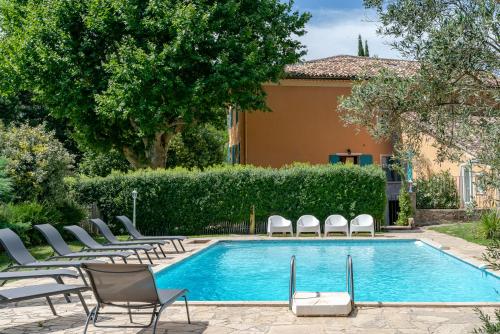 une piscine avec des chaises longues à côté d'une maison dans l'établissement Paradou de saint Joseph Bastide provençale piscine, à Brignoles