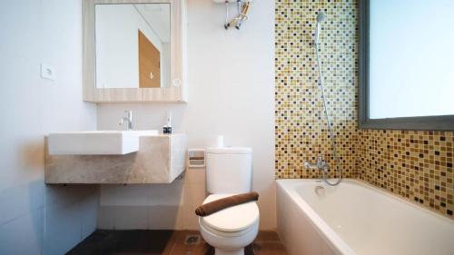 Koupelna v ubytování Exclusive 2BR Connected to Mall Apartment at Aryaduta Residence Surabaya By Travelio