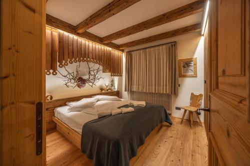 una camera da letto con un letto in una stanza di Casa dell Alpinista a Cortina d Ampezzo a Cortina dʼAmpezzo