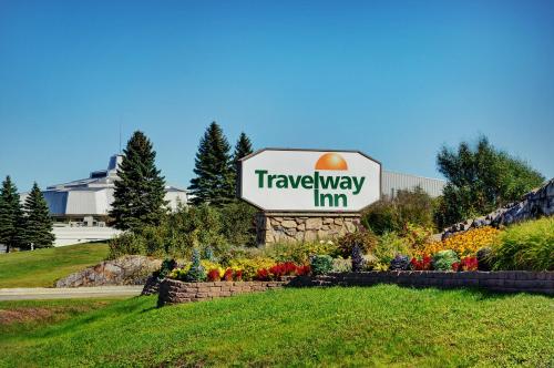 Ein Garten an der Unterkunft Travelway Inn Sudbury