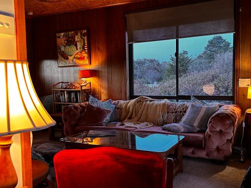ein Wohnzimmer mit einer Couch und einem Fenster in der Unterkunft IdleWild - Secluded Absolute Beachfront Escape in Dolphin Sands