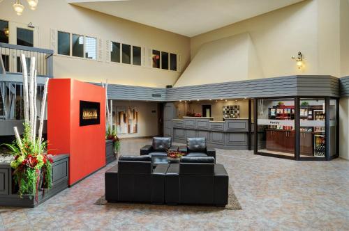 Ein Sitzbereich in der Unterkunft Travelway Inn Sudbury