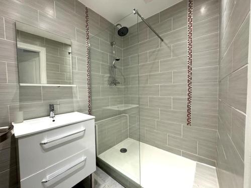 une salle de bain avec une douche, un lavabo et une baignoire dans l'établissement Maison de village, garage & climatisation, à Les Roches-de-Condrieu