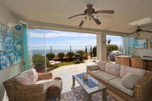 La Perla Beachfront 3 bed Apartment Casares Costa