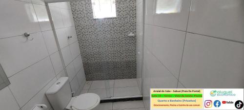 a bathroom with a toilet and a shower with a window at Arraial do Cabo – Subuai Village - Aluguel Econômico in Arraial do Cabo