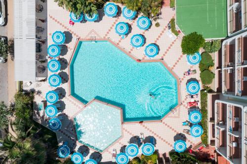 an overhead view of a swimming pool in a hotel at Hotel Florida in Alghero