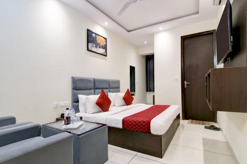 a hotel room with a bed and a television at Hotel De Hocks Deluxe - New Delhi Railway Station in New Delhi