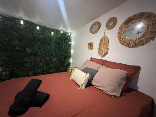 une chambre avec un lit avec des oreillers et une fenêtre dans l'établissement Hyper centre - proche Castillet, à Perpignan