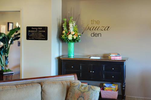 Ein Sitzbereich in der Unterkunft Travelway Inn Sudbury