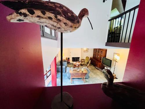 - un salon avec une table et une sculpture d'oiseaux dans l'établissement Gîte de la Hourdelière, au Hourdel coté baie, Cayeux-sur-mer, à Cayeux-sur-Mer