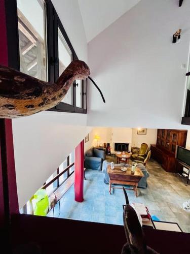 un salon avec un canapé et une table dans l'établissement Gîte de la Hourdelière, au Hourdel coté baie, Cayeux-sur-mer, à Cayeux-sur-Mer