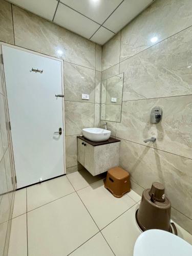 Ένα μπάνιο στο Hotel Citywalk Residency