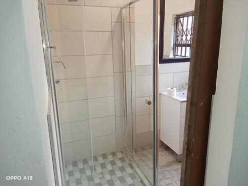 una doccia con una porta in vetro in un bagno di The View a Orkney